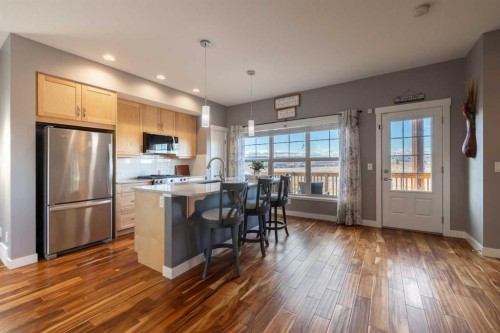 1201-32 Horseshoe Crescent, Cochrane, AB - Indoor Photo Showing Kitchen