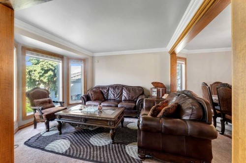 33 Edgevalley Way Nw, Calgary, AB - Indoor Photo Showing Living Room