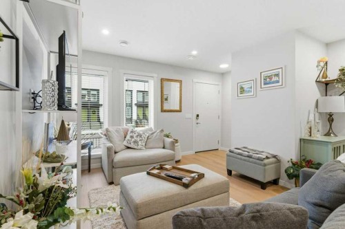 410-338 Seton Circle Se, Calgary, AB - Indoor Photo Showing Living Room