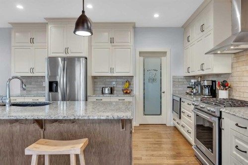 264 Boulder Creek Crescent Se, Langdon, AB - Indoor Photo Showing Kitchen With Upgraded Kitchen