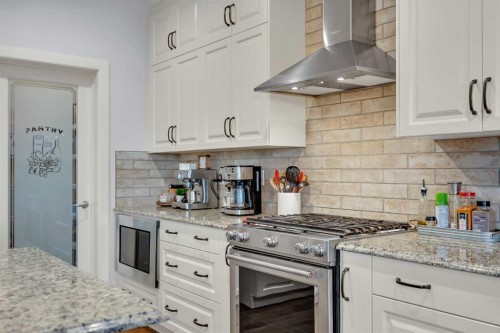 264 Boulder Creek Crescent Se, Langdon, AB - Indoor Photo Showing Kitchen With Upgraded Kitchen