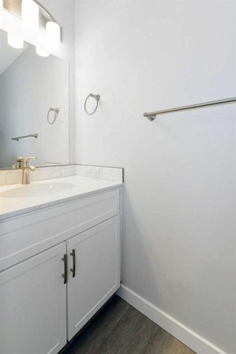802-5340 17 Avenue Sw, Calgary, AB - Indoor Photo Showing Bathroom