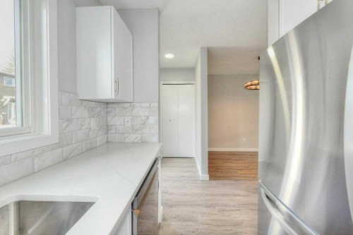 802-5340 17 Avenue Sw, Calgary, AB - Indoor Photo Showing Kitchen