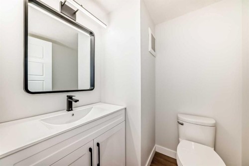 7634 24A Street Se, Calgary, AB - Indoor Photo Showing Bathroom