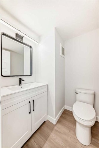 7634 24A Street Se, Calgary, AB - Indoor Photo Showing Bathroom