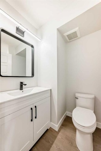 7634 24A Street Se, Calgary, AB - Indoor Photo Showing Bathroom