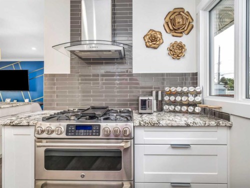 1147 Lakeland Crescent South, Lethbridge, AB - Indoor Photo Showing Kitchen With Upgraded Kitchen