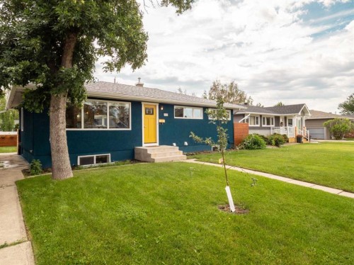 1147 Lakeland Crescent South, Lethbridge, AB - Outdoor With Facade