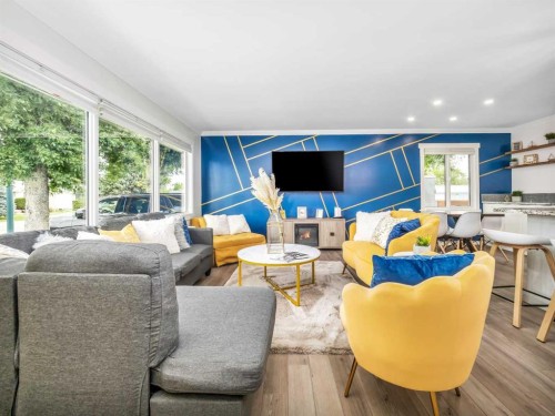 1147 Lakeland Crescent South, Lethbridge, AB - Indoor Photo Showing Living Room