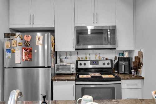 318-20 Mahogany Mews Se, Calgary, AB - Indoor Photo Showing Kitchen