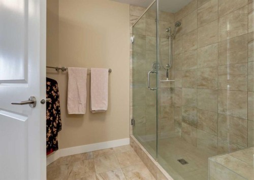 605-32 Varsity Estates Circle Nw, Calgary, AB - Indoor Photo Showing Bathroom