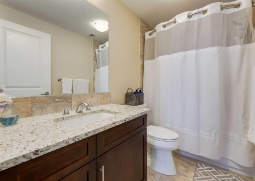 605-32 Varsity Estates Circle Nw, Calgary, AB - Indoor Photo Showing Bathroom
