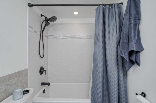 105-4455C Greenview Drive Ne, Calgary, AB - Indoor Photo Showing Bathroom