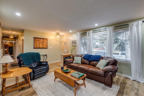 2015 Milne Drive Ne, Calgary, AB - Indoor Photo Showing Living Room