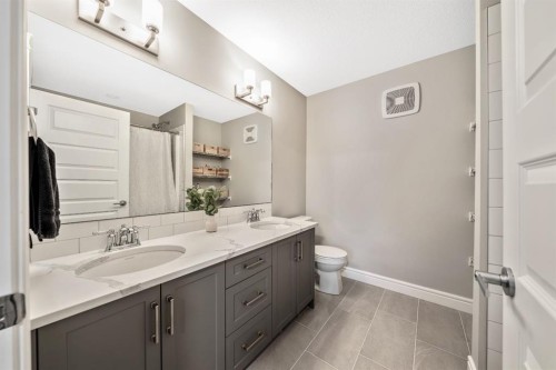 135 Belgian Crescent, Cochrane, AB - Indoor Photo Showing Bathroom