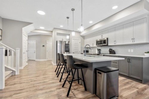 135 Belgian Crescent, Cochrane, AB - Indoor Photo Showing Kitchen With Upgraded Kitchen