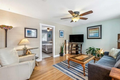 8620 46 Avenue Nw, Calgary, AB - Indoor Photo Showing Living Room