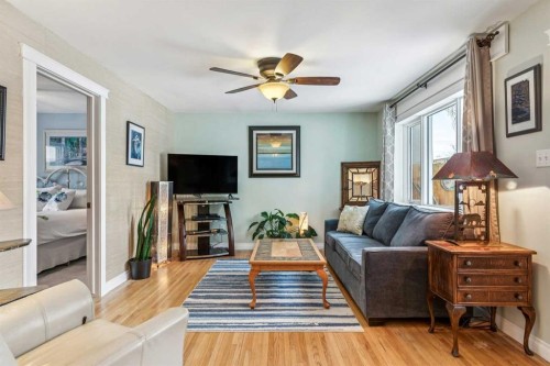 8620 46 Avenue Nw, Calgary, AB - Indoor Photo Showing Living Room