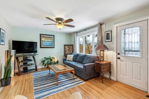 8620 46 Avenue Nw, Calgary, AB - Indoor Photo Showing Living Room