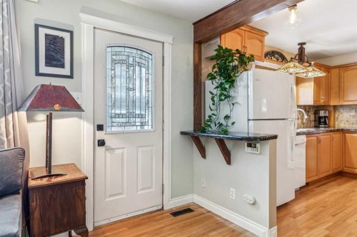 8620 46 Avenue Nw, Calgary, AB - Indoor Photo Showing Kitchen