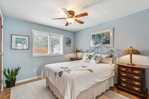 8620 46 Avenue Nw, Calgary, AB - Indoor Photo Showing Bedroom