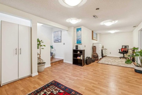 8620 46 Avenue Nw, Calgary, AB - Indoor Photo Showing Other Room