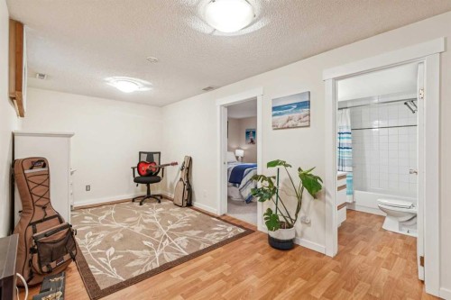 8620 46 Avenue Nw, Calgary, AB - Indoor Photo Showing Other Room