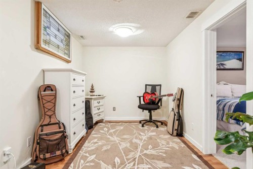 8620 46 Avenue Nw, Calgary, AB - Indoor Photo Showing Bedroom