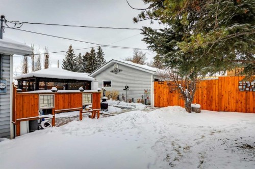 8620 46 Avenue Nw, Calgary, AB - Outdoor
