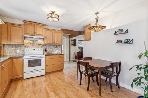 8620 46 Avenue Nw, Calgary, AB - Indoor Photo Showing Kitchen