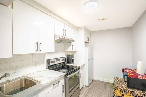 4 Copperpond Parade Se, Calgary, AB - Indoor Photo Showing Kitchen