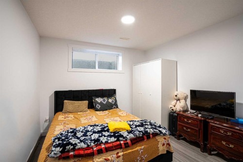 4 Copperpond Parade Se, Calgary, AB - Indoor Photo Showing Bedroom