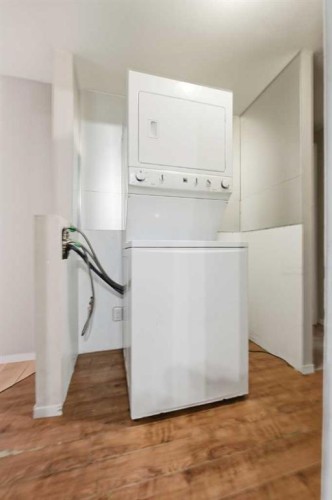 826 Bay Road, Strathmore, AB - Indoor Photo Showing Laundry Room