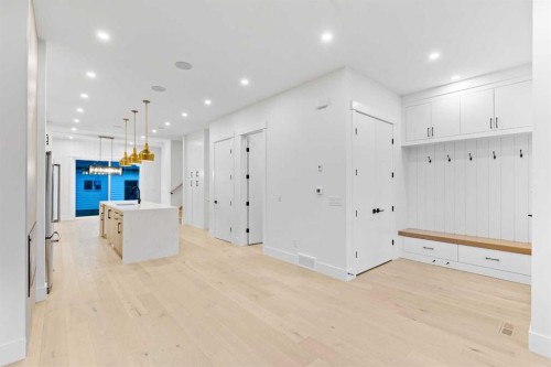 520 34A Street Nw, Calgary, AB - Indoor