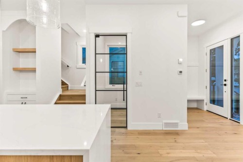 520 34A Street Nw, Calgary, AB - Indoor