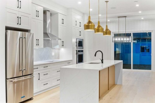 520 34A Street Nw, Calgary, AB - Indoor Photo Showing Kitchen With Stainless Steel Kitchen With Upgraded Kitchen