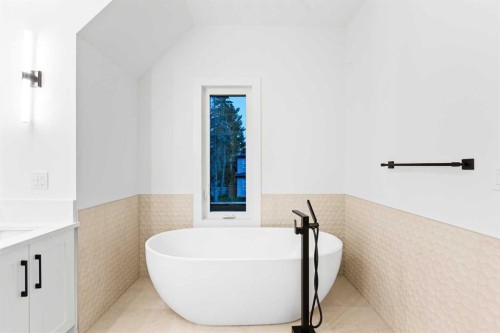 520 34A Street Nw, Calgary, AB - Indoor Photo Showing Bathroom