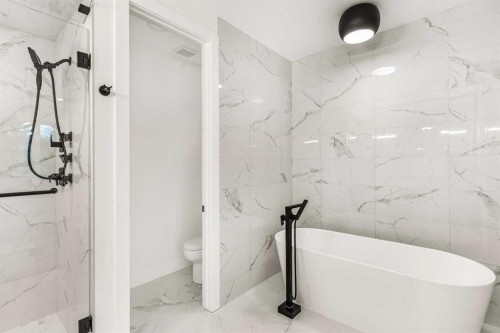 520 34A Street Nw, Calgary, AB - Indoor Photo Showing Bathroom