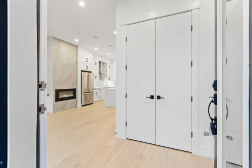 520 34A Street Nw, Calgary, AB - Indoor Photo Showing Other Room