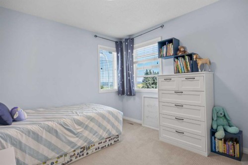 184 Cougar Ridge Manor Sw, Calgary, AB - Indoor Photo Showing Bedroom