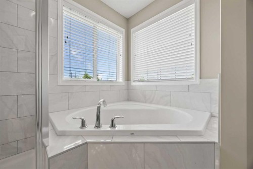 184 Cougar Ridge Manor Sw, Calgary, AB - Indoor Photo Showing Bathroom