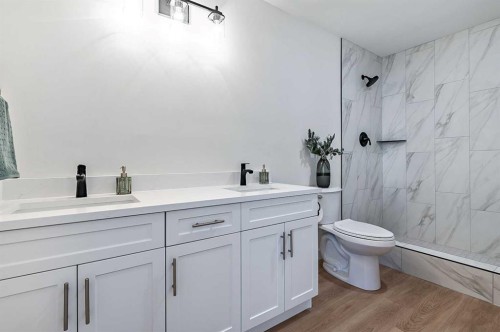 15 Woodford Crescent Sw, Calgary, AB - Indoor Photo Showing Bathroom