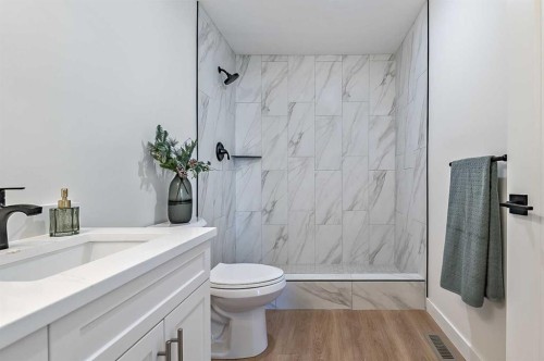 15 Woodford Crescent Sw, Calgary, AB - Indoor Photo Showing Bathroom