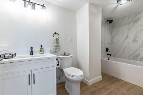 15 Woodford Crescent Sw, Calgary, AB - Indoor Photo Showing Bathroom