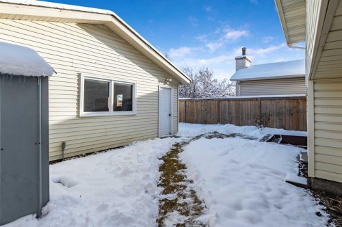 15 Woodford Crescent Sw, Calgary, AB - Outdoor With Exterior
