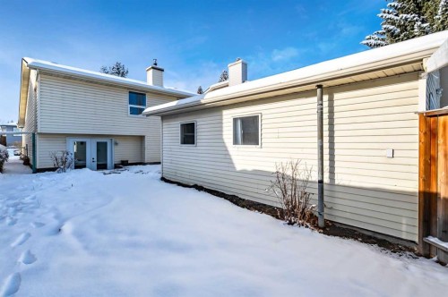 15 Woodford Crescent Sw, Calgary, AB - Outdoor With Exterior