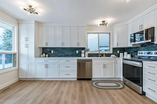 15 Woodford Crescent Sw, Calgary, AB - Indoor Photo Showing Kitchen