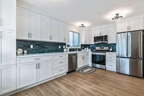 15 Woodford Crescent Sw, Calgary, AB - Indoor Photo Showing Kitchen With Upgraded Kitchen