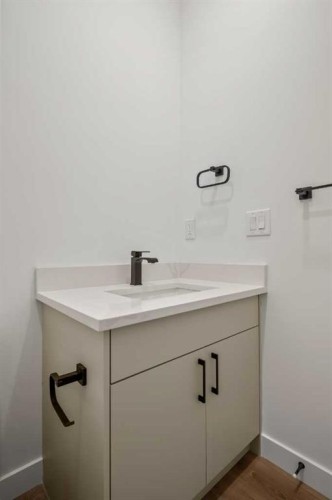 2354 7 Street Nw, Calgary, AB - Indoor Photo Showing Bathroom