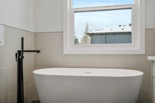 2354 7 Street Nw, Calgary, AB - Indoor Photo Showing Bathroom